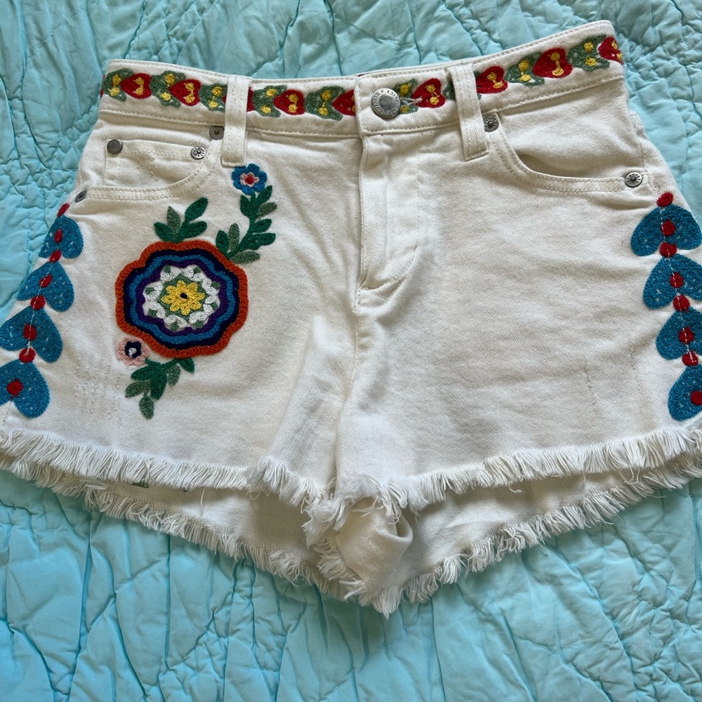 Alice + Olivia White Jean Shorts with Colorful Embroidery, size 24
